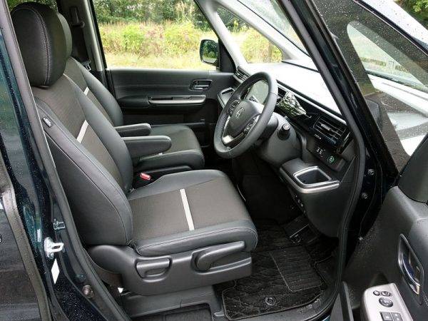 ホンダ　ステップワゴン試乗　フロントシート