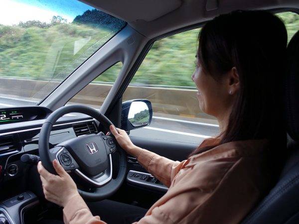ホンダ　ステップワゴン試乗　まるも亜希子ドライビング