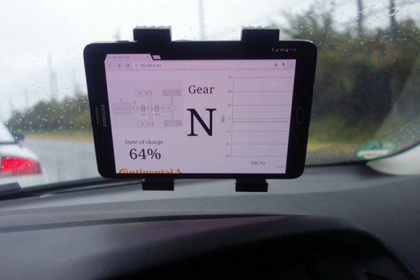 シェフラー　48Vマイルドハイブリッド　試乗　GTC2　ギアポジション/充電状況ディスプレイ