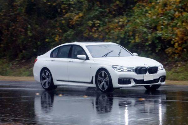 シェフラー 試乗　エレクトロメカニカル・アクティブ・ロール制御　eARC 可変スタビライザー　BMW740i