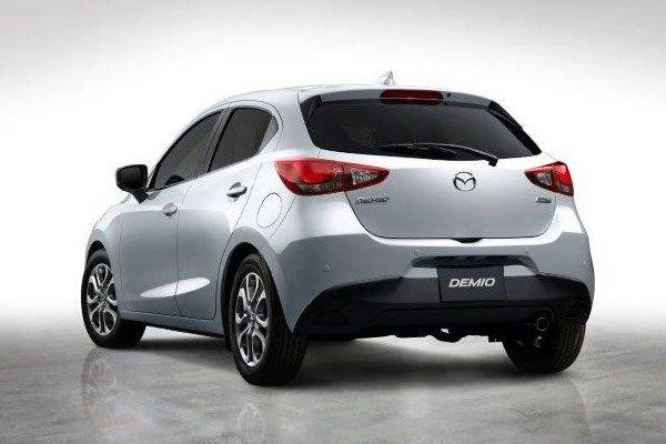 マツダ　デミオ　限定車ノーブルクリムゾン　リヤスタイル