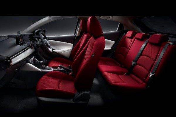 マツダ　デミオ　限定車ノーブルクリムゾン　インテリア