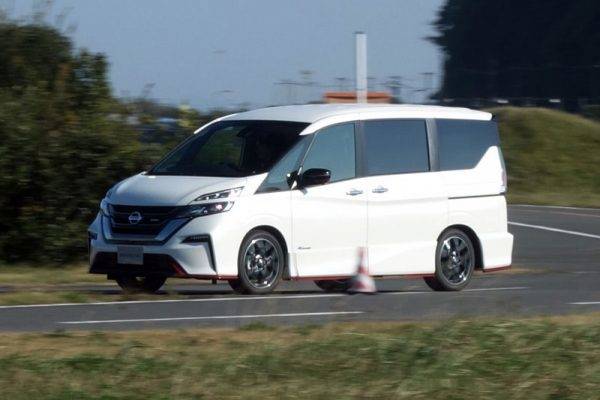 日産 セレナ NISMO 走行シーン