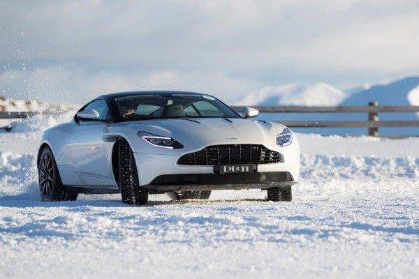 アストンマーティン On Iceプログラム　走行風景