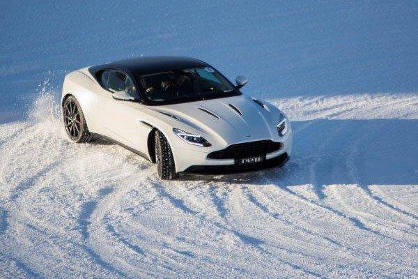 アストンマーティン On Iceプログラム　走行風景