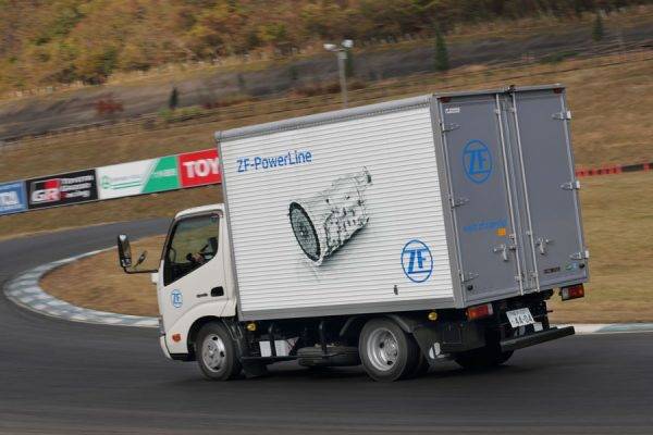ZF 　試乗会　日野　デュトロ