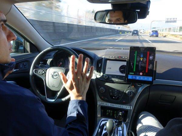 ZF　試乗会　オペル・インシグニア　レベル2自動運転　周辺状況モニター画面