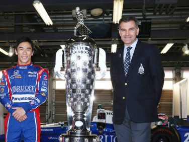 ボルグワーナー 2017年インディ500覇者の佐藤琢磨選手が獲得した「ボルグワーナートロフィー」が日本初上陸