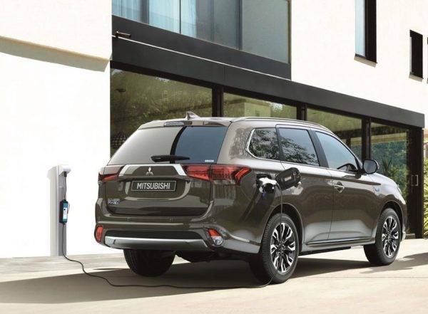 三菱 アウトランダーPHEV リヤビュー