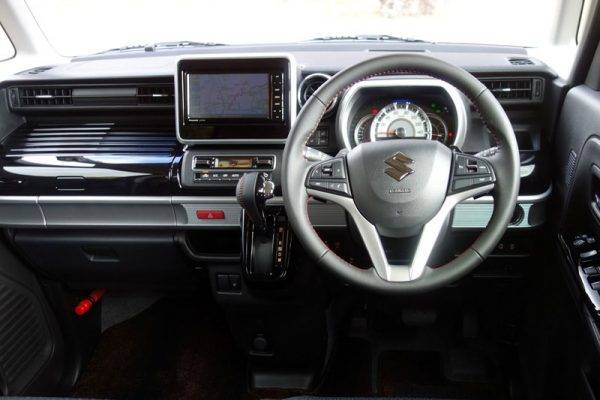 スズキ　新型スペーシアカスタム　コックピット