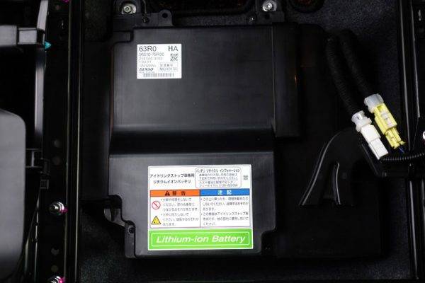 スズキ　新型スペーシア　助手席下リチウムイオンバッテリー