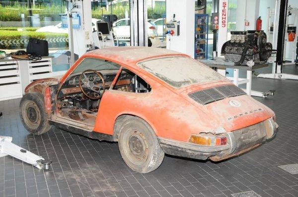 ポルシェ　最古の911をポルシェミュージアムで展示　レストア風景