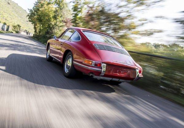 ポルシェ　最古の911をポルシェミュージアムで展示　走行風景