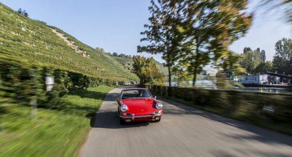 ポルシェ　最古の911をポルシェミュージアムで展示　走行風景