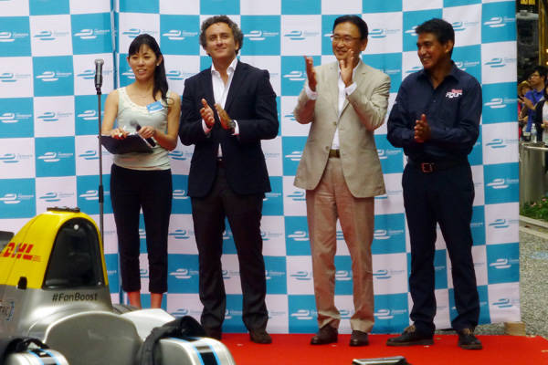 アレハンドラ・アガグCEO(左から2人目）、古屋圭司衆院議員、鈴木亜久里氏