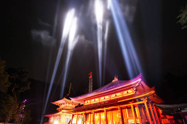 比叡山延暦寺 阿弥陀堂がライトアップされ、アウディTTが天空に出現