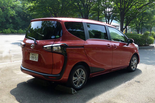 「G」は185/60R15にアルミホイールの組み合わせ