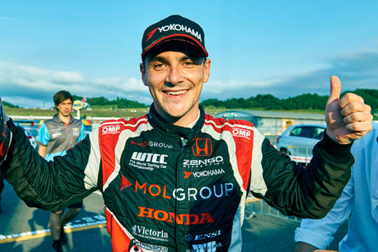 予選でJ.M.ロペスを上回りポールポジションを獲得したシビックRのミケリス