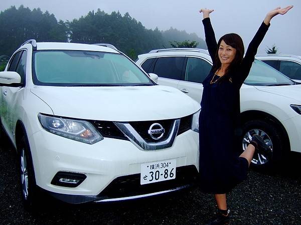 藤本えみり試乗 日産 エクストレイル ハイブリッド エコラン008