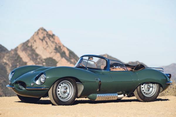 手作業で製造されるXKSS