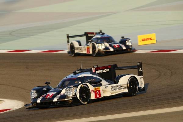 スタート直後にチームメイトの前に出て2位を走る919ハイブリッド2号車
